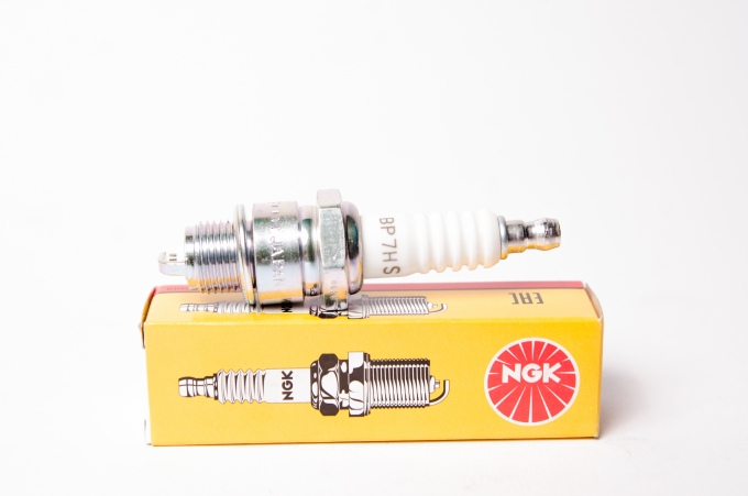 Свечи зажигания NGK-5111 для 2-х тактный двигателей 1шт